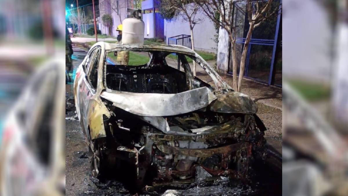 El vehículo destruido por el fuego y la garrafa de gas que apareció sobre el techo. La policía investiga un posible hecho intencional.&nbsp;