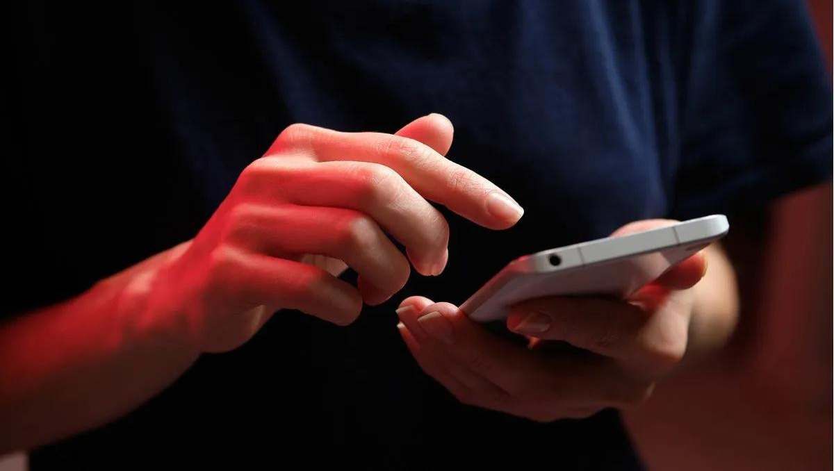 El empleador echó por celular a la trabajadora y ahora debe indemnizarla. Foto: ilustración.