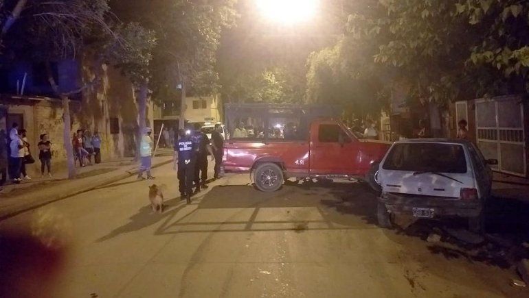 Borracho chocó un auto estacionado con una antigua Ford F-100