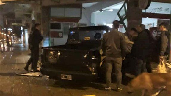 Perdió el control de su camioneta y destrozó un local
