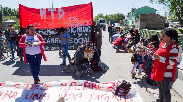 Los manifestantes hicieron un guiso frente a la Caminera cipoleña.
