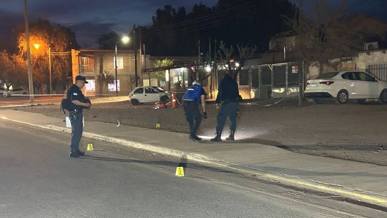La Policía continúa trabajando en el lugar del hecho con el fin de recoger distintas pruebas de valor.