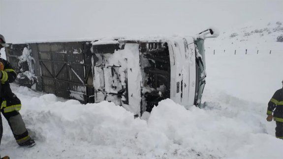Un colectivo lleno de turistas volcó en medio del temporal