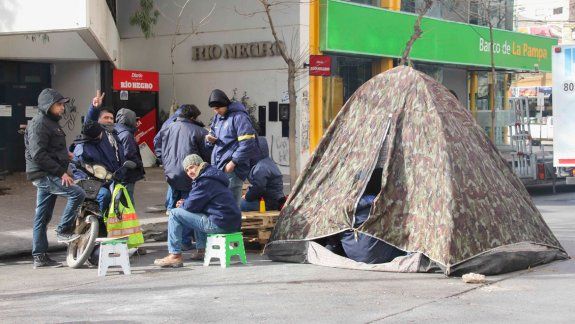 Los municipales ya no cortan el tránsito, pero continúan las quejas de los comerciantes por su protesta.