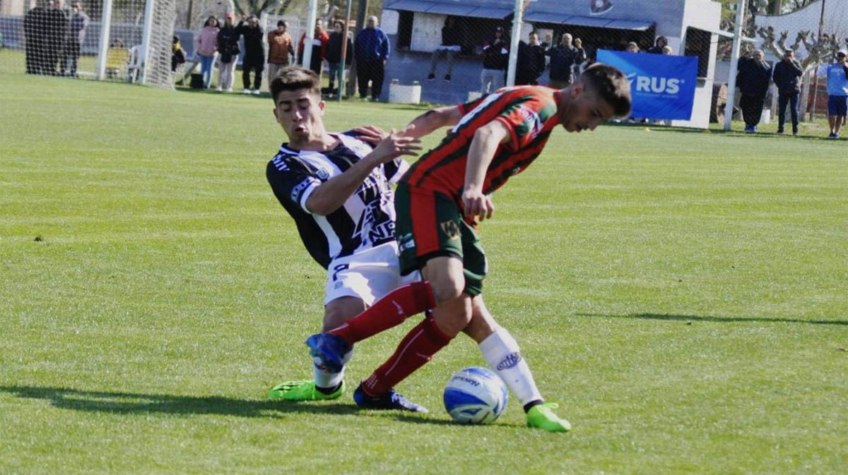 Pettineroli terminó como delantero. Por una infracción sobre él debieron haber expulsado a Motroni en Otamendi.