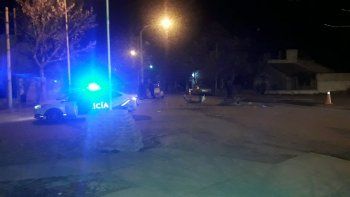 acelero, se creyo superman en la moto y choco un patrullero