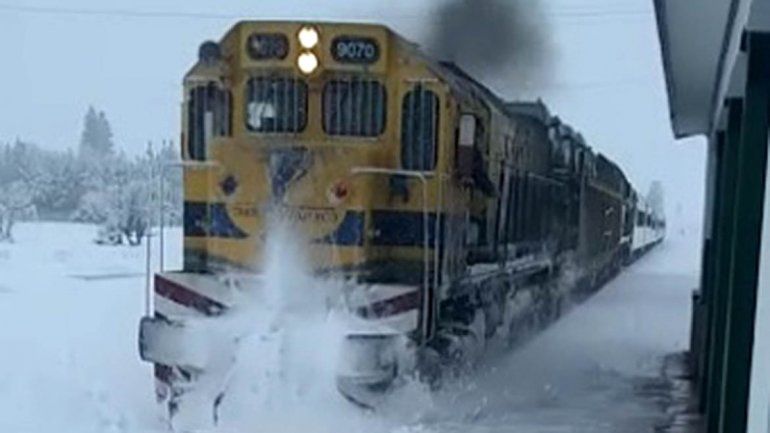El Tren Patagónico, el único que avanza en medio de la tormenta de nieve