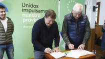 El Gobierno provincial firmo una serie de obras destinadas a mejorar la infraestructura vial de Bariloche. El Gobierno provincial firmo una serie de obras destinadas a mejorar la infraestructura vial de Bariloche.