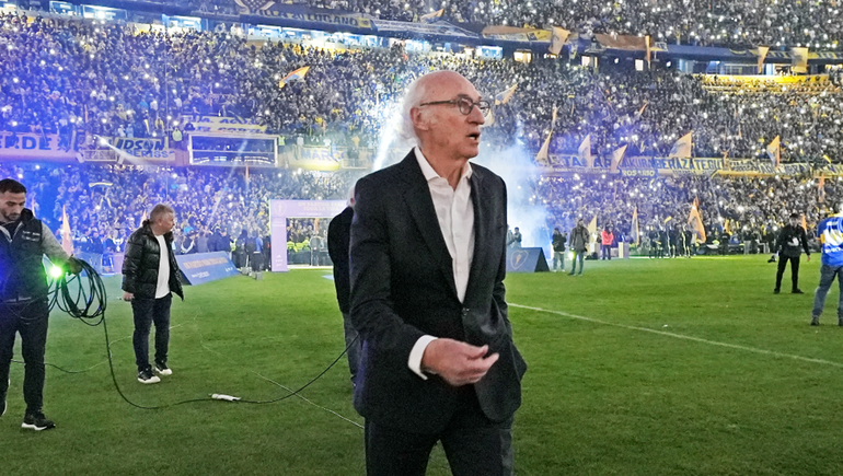 Carlos Bianchi entrando al campo de juego en La Bombonera. Foto: Prensa Boca&nbsp;