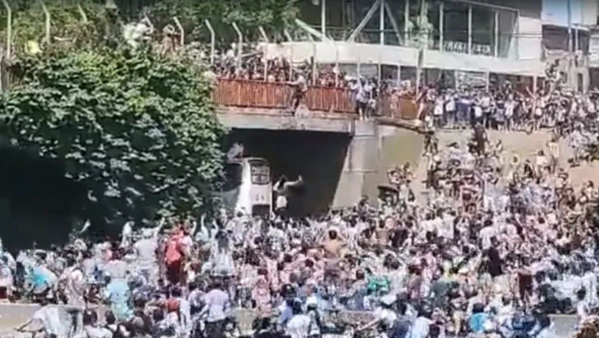 El tremendo video de dos hinchas que se tiraron al micro de la Selección