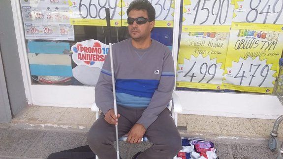 El Mati en la puerta del supermercado donde improvisó un puestito ambulante.