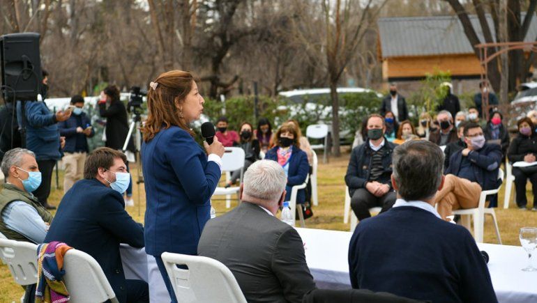 Entregaron 52 escrituras a vecinos y vecinas de Barda del Medio 
