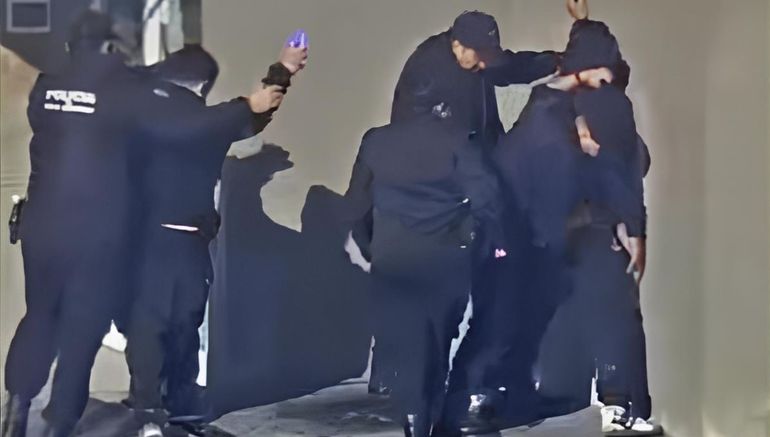 El momento de la detención de los tres sospechosos realizada por policías de la Comisaría 7ma de Cinco Saltos. 