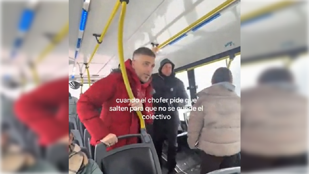 La situación se volvió viral luego de que los ocupantes del transporte buscaran una solución colectiva para superar la dificultad del camino cubierto de nieve.