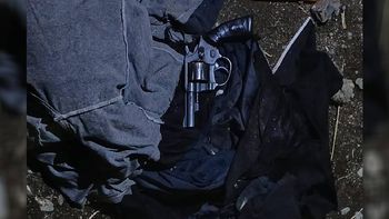 Fuentes de la Policía de Bariloche aseguraron que la víctima tenía un arma de fuego.