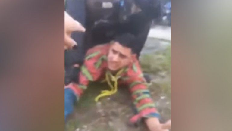 Una policía quedó grabada cuando intentaba impedir el arresto de su sobrino