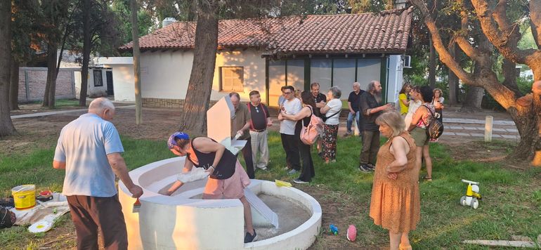 Vecinos cipoleños consideraron que, en este aniversario del nacimiento de Osvaldo Soriano, una buena manera de homenajearlo era repintando el monolito que lo recuerda, en el predio local de Aguas Rionegrinas. También hubo palabras celebratorias y alusivas.