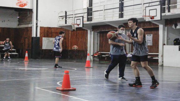 Solos, pero en grupos. La nueva manera de entrenar en Cipolletti en plena pandemia.