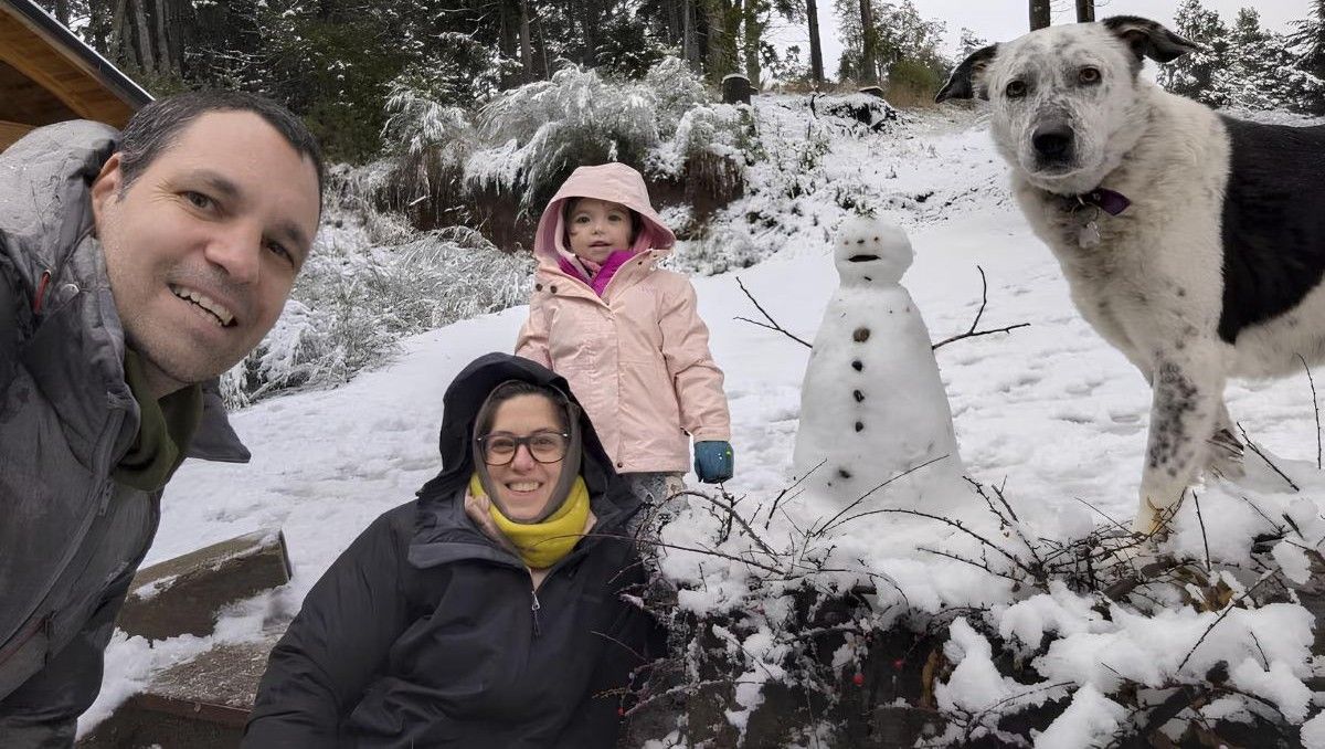 Fidelina, la niña de 3 años fallecida en la tragedia de Bariloche, junto a sus papás Eugenia y Agustín, quienes expresaron su dolor frente a la fatalidad.&nbsp;