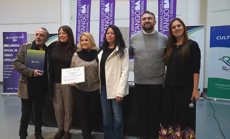 Durante la presentación oficial, las autoridades del Concejo Deliberante entregaron la resolución de declaración de interés municipal.