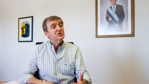 El intendente viajaba ayer a Viedma, donde exigirá la llegada de los fondos.