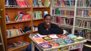 Sara, la haitiana que es un libro abierto y la rompe en la Biblioteca.