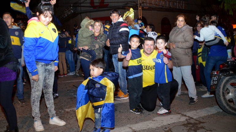 Los hinchas de Boca coparon la calle a puro festejo