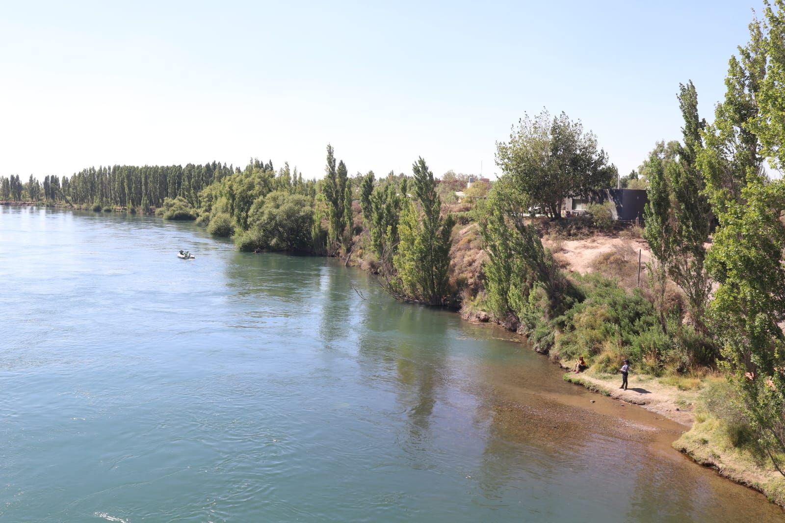 En imágenes: así es el operativo de búsqueda de la nena en el río Limay