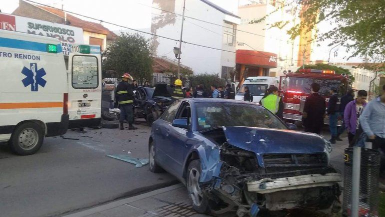 Borrachos, corrían una picada por la Avenida y chocaron