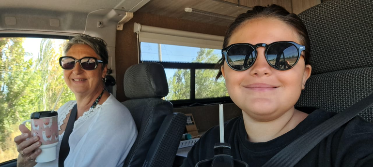 A puro mate en el interior del vehículo.