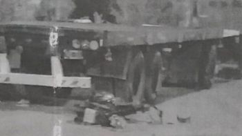 La moto quedó tendida en la calle tras impactar contra el acoplado. 