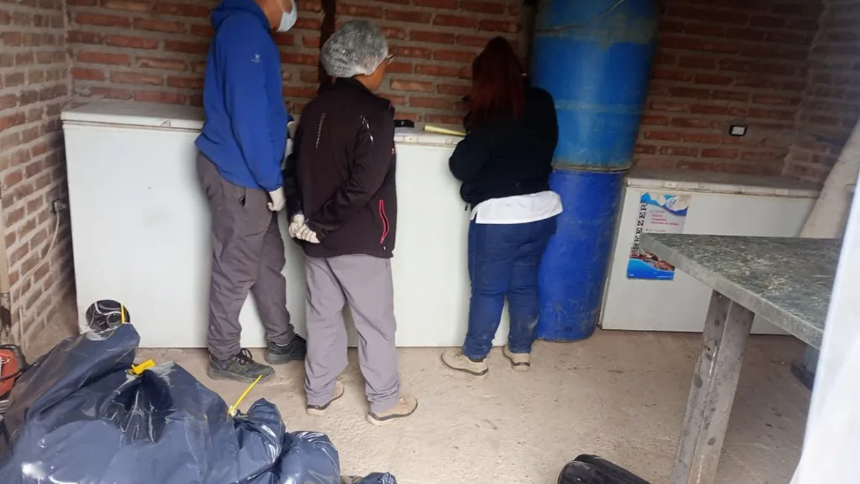 Inspectores de la Dirección de Comercio de la comuna realizaron un operativo en una fábrica metalúrgica que trabajaba sin autorización y en la cual hallaron un depósito de carne clandestino con 39 costillares y embutidos.