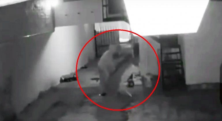 Entraron a robar a su casa en medio de la noche y le robaron los juguetes de su hijo
