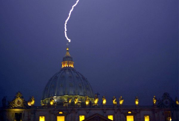 Tras abdicación del Papa, un rayo cayó en el Vaticano