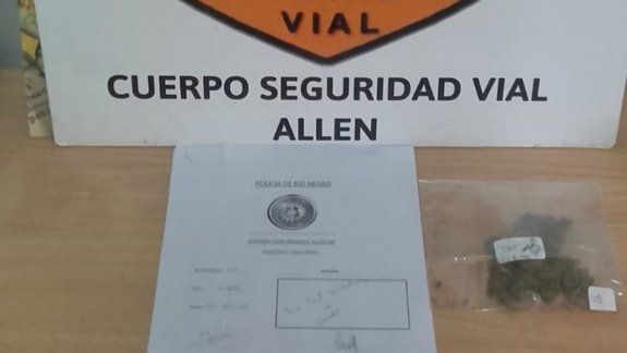 Viajaba en un colectivo de larga distancia y le encontraron marihuana