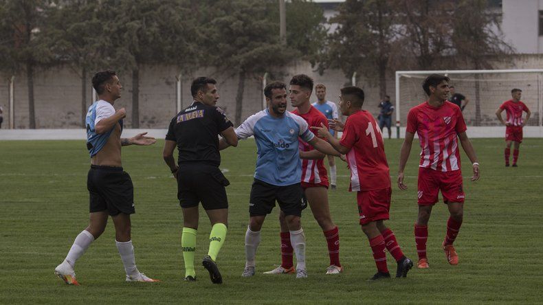 Para Sarmiento-Villa Mitre pusieron al mismo árbitro que le robó el ascenso al Rojo neuquino