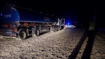 Dos hombres fueron sorprendidos mientras pasaban gas oil de un camión de YPF a tambores que llevaban en una camioneta. 