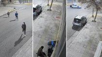 Tres jóvenes delincuentes forzaron el portón del garaje de un edificio y robaron una bicicleta.
