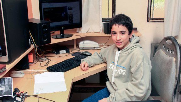 Francisco envió un video para explicar qué es una supernova y lo premiaron por su originalidad y contenido científico. Quiere estudiar astronomía o robótica.