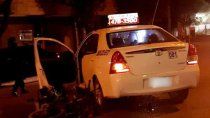 taxi doblo en u y dejo a un motociclista con lesiones graves