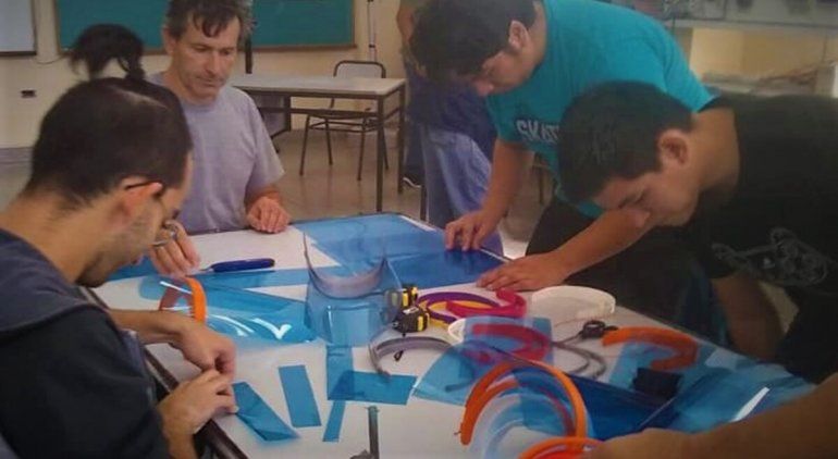 Estudiantes de San Antonio fabrican máscaras para hospitales