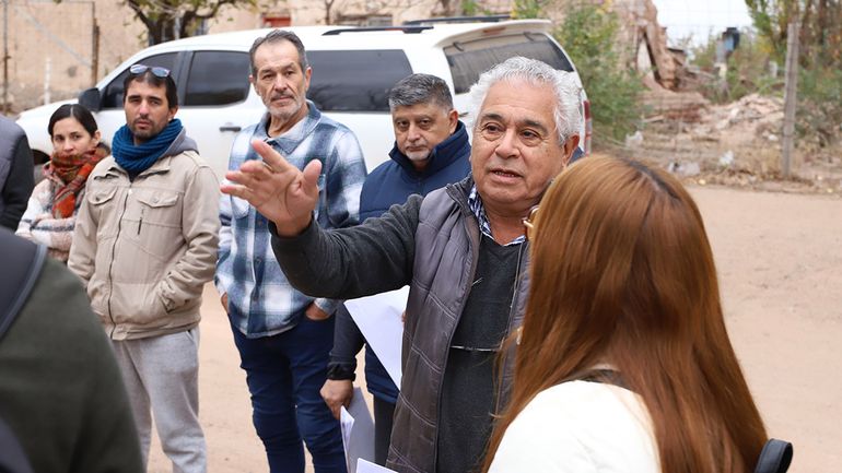El vecino Aldo Villavicencio le entregó en persona al funcionario, un proyecto para la provisión de agua potable en el barrio.