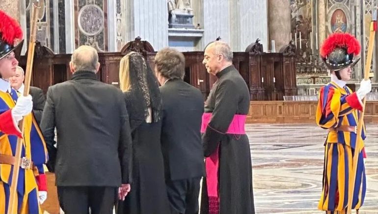 Javier Milei y su hermana Karina frente al féretro del papa Francisco. Foto exclusiva LMN. 