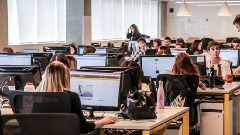 Se trata de puestos a cubrir en modalidad full time, algunos con modalidad remota o híbrida.