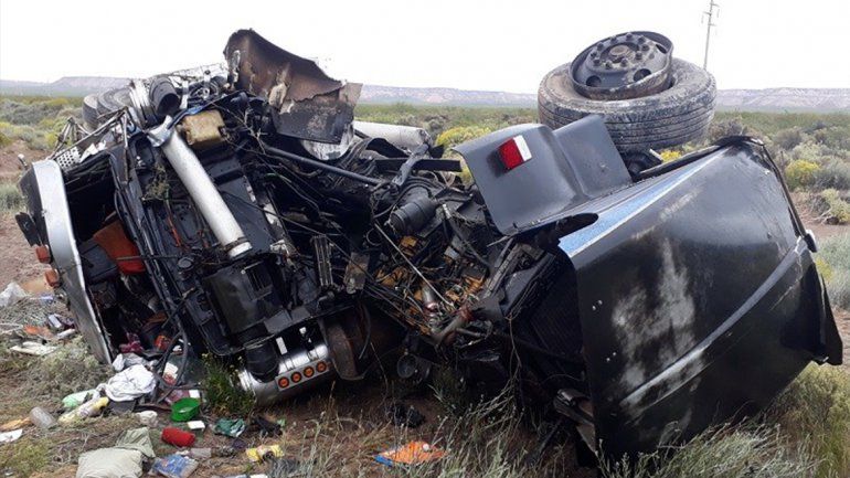 Un camionero perdió el control y volcó sobre la Ruta 151