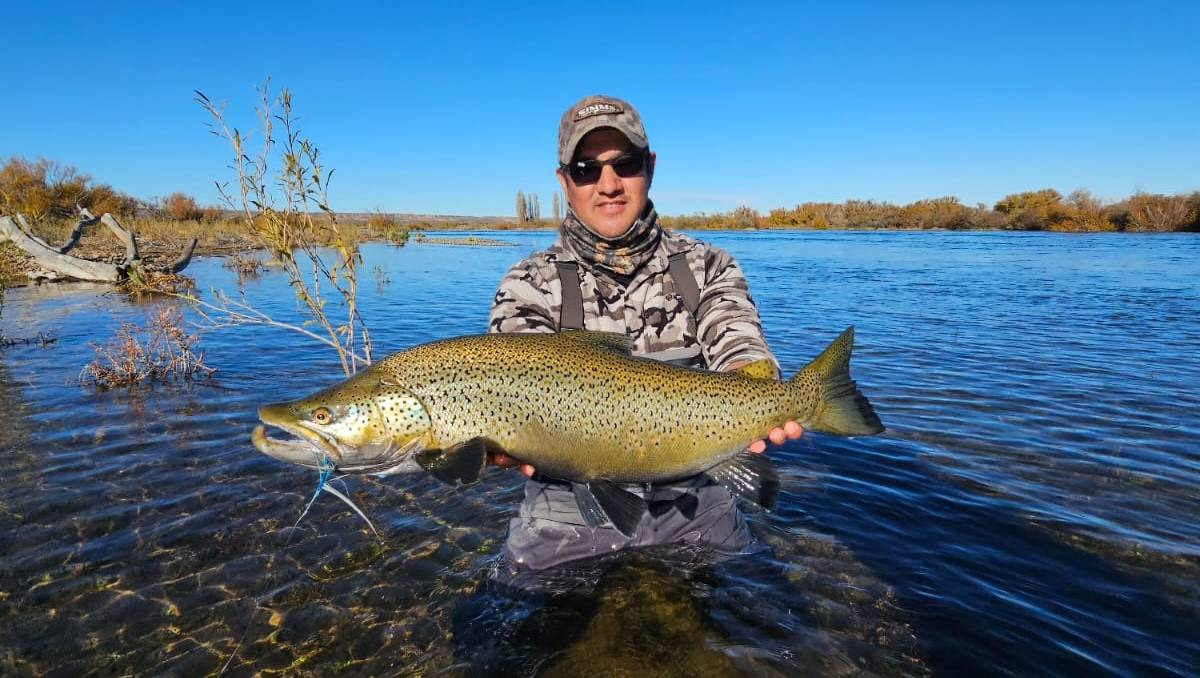Diego, un vecino del Alto Valle, que sacó esa trucha gigante este lunes en el Limay.
