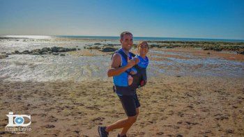 corre la maraton con su hija a upa: a la nena le faltan las 4 extremidades