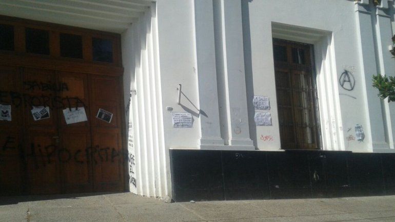 Sabina Costa indignada por grafitis durante la marcha por el río Negro