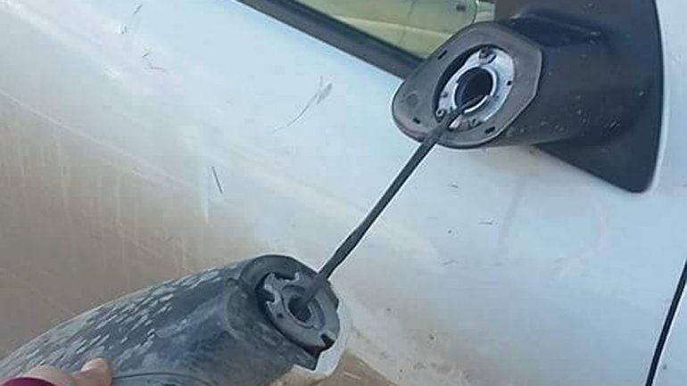 El denunciante mostró cómo le quedó la camioneta tras la agresión.