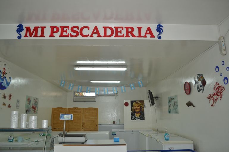 Mi Pescadería, ubicada en Menguelle 1022 se prepara con mil kilos de merluza para las ventas de la semana.